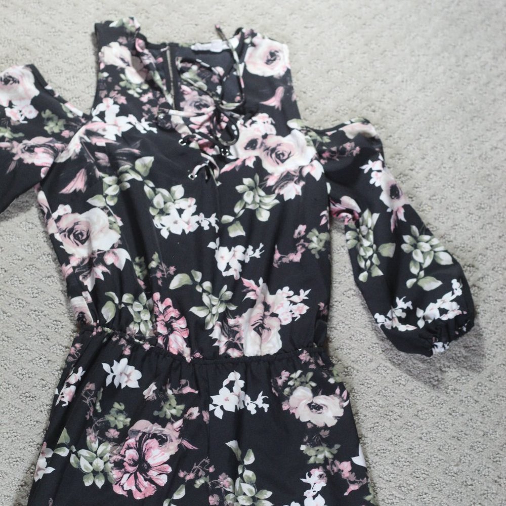 Love Tree Size S Floral Cold Shoulder Shorts Romper